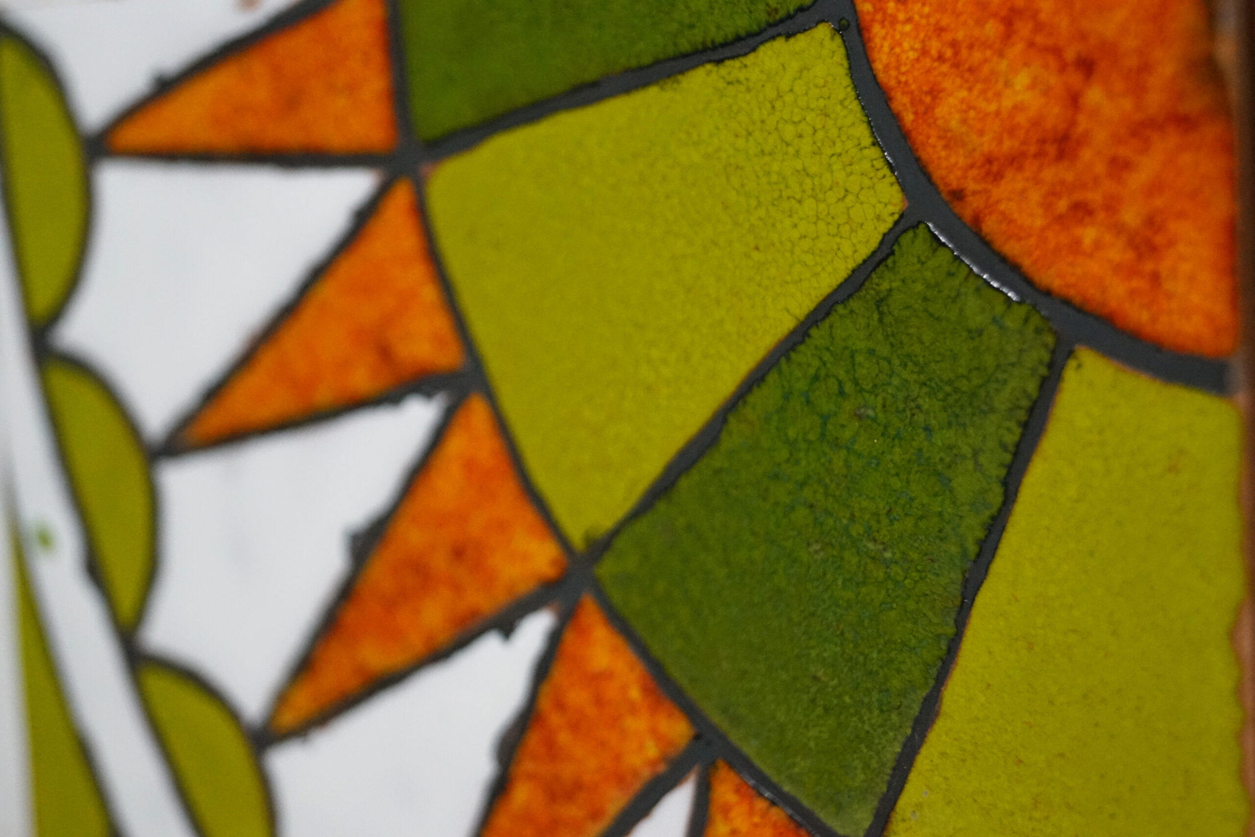 Les tècniques decoratives són formes d’expressió artística que ens permeten canalitzar la creativitat per generar peces úniques. Però sovint després de crear una peça de fang, no sabem com decorar-la o en desconeixem les possibilitats. En aquest curs aprendrem un ampli ventall de tècniques decoratives que ens permetran continuar el procés creatiu d’una peça.