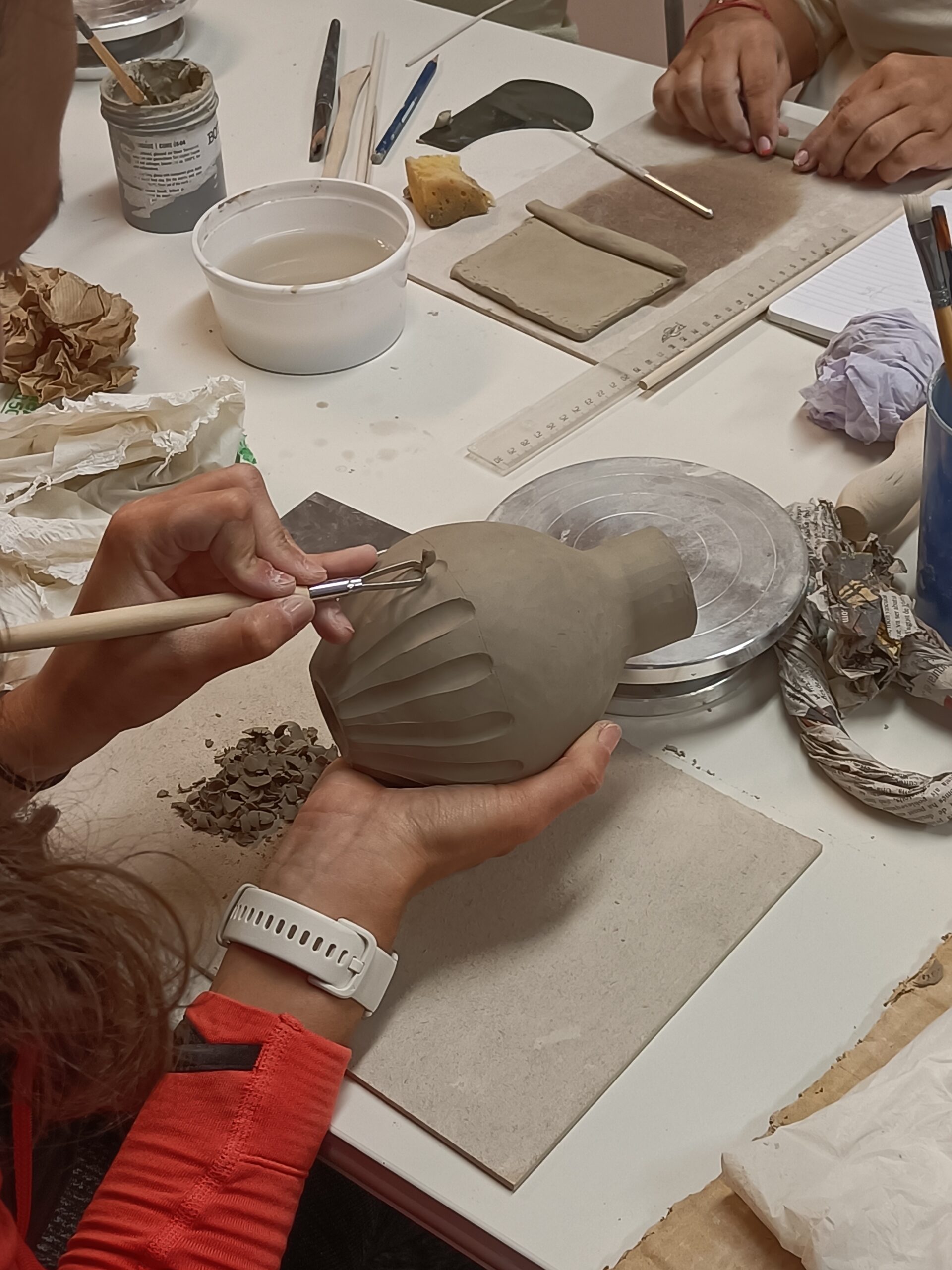 Curs trimestral per dissenyar les vostres pròpies peces de ceràmica. Treballarem amb diferents tècniques de modelatge junt amb tècniques decoratives d'engabes i esmalt per crear peces utilitàries.