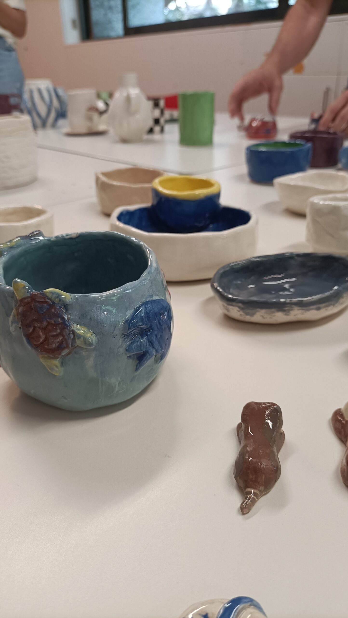 Activitat trimestral pels petits de la casa! S'ofereix un espai on no només produir ceràmica funcional sinó també per gaudir i experimentar de les múltiples possibilitats que té el fang en tots els seus estats. (Activitat per a infants a partir de 6 anys).