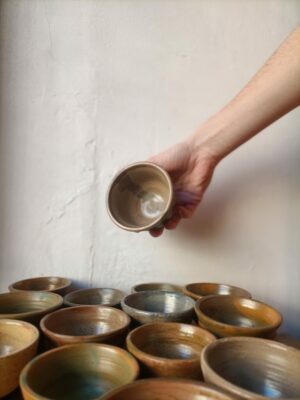 Aquesta és una opció per aquelles persones que ja dominen les tècniques de torn i/o modelat i que tenen ganes de crear un projecte en un espai tranquil i amb un acompanyament personalitzat durant tot el procés de creació.