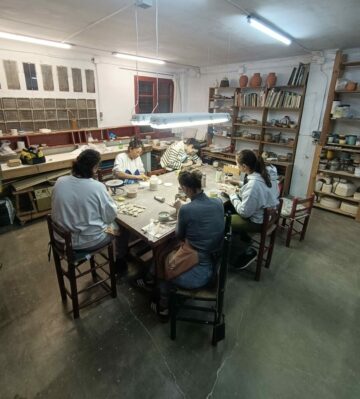 Les classes continuades de modelat, són pensades per aquelles persones amb ganes d'aprofundir i anar una mica més enllà. Entendre els materials, els ritmes, les eines i les tècniques amb les que treballem, en la seva totalitat. En resum, entendre quin és el tarannà del fang i el seu comportament. Tot això és possible gràcies a que estem en un espai de caliu, calma i sobretot un grup reduït.